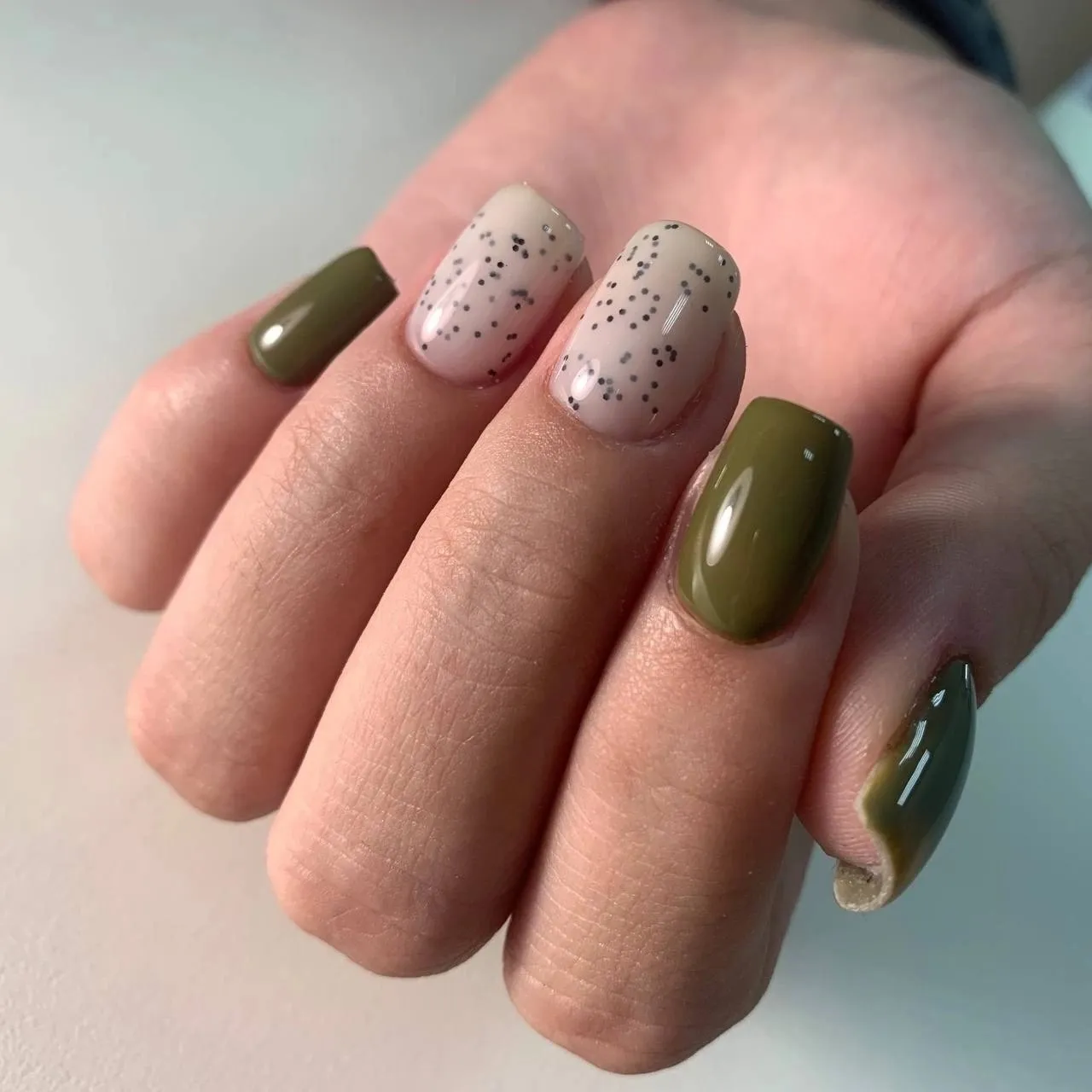 Покрытие гель-лаком под кутикулу — работа Вероники Соколовой, Dudkinails